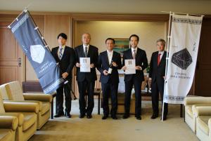 記念撮影する村岡知事の写真