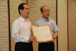 協定書を手にする山口県旅館生活衛生同業組合の宮川理事長と二井知事