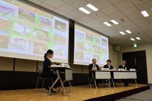 発言する村岡知事