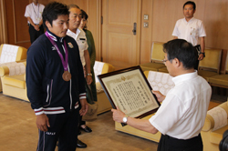 「山口県スポーツ特別褒賞」を授与される西山選手
