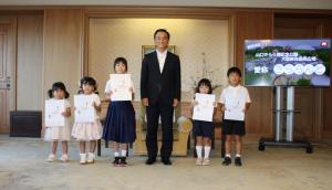 記念撮影をする村岡知事の写真