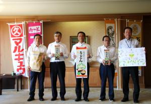 記念撮影する村岡知事の写真