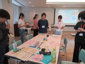 みんなで付箋を見て回る