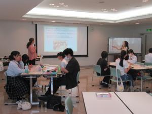 スクリーンに向かう講師