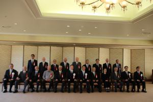 記念撮影する村岡知事