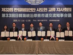 記念撮影をする村岡知事の写真