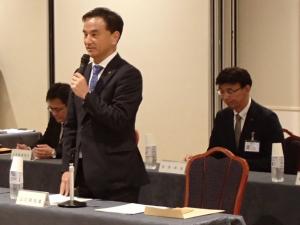 あいさつをする村岡知事の写真