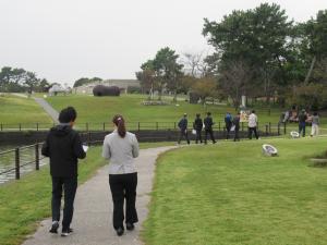 芝生公園を歩く参加者