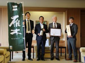 記念撮影する村岡知事の写真