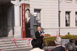 総理大臣展の開会式であいさつする山本繁太郎知事