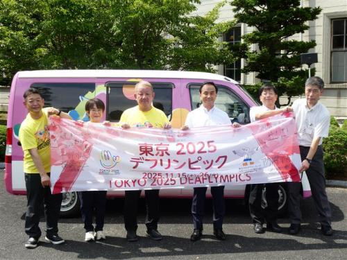 キャラバンカーの前に知事等が並んで記念撮影しています。