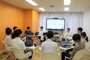 意見交換をする村岡知事の写真