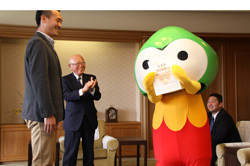 中山監督からスペシャルサポーター任命証を渡されたちょるる