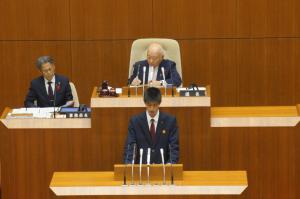 質問をする高校生議員