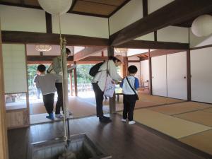 憩いの家でのクイズラリーの様子