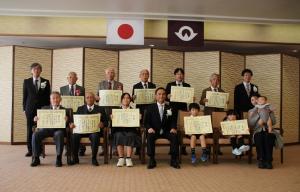 記念撮影をする村岡知事の写真