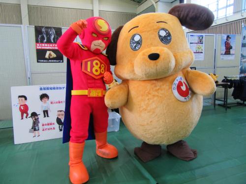 ひらお産業まつりでの１８８マン（いややマン）の様子