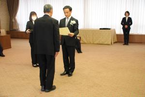 表彰状を授与する村岡知事の写真