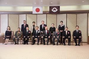 記念撮影する村岡知事の写真