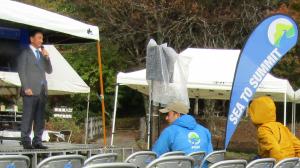 あいさつをする村岡知事の写真