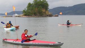 カヤックに乗艇する村岡知事の写真