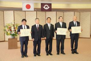 記念撮影する村岡知事