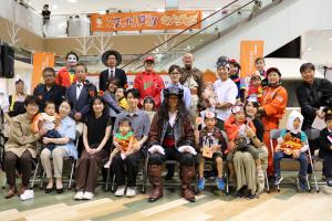 ともいく表彰仮装で集合写真