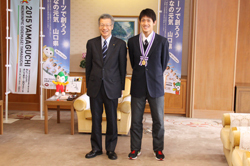 吉村選手と記念撮影する藤部副知事