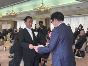 選奨状を授与する村岡知事