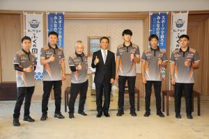 記念撮影する村岡知事