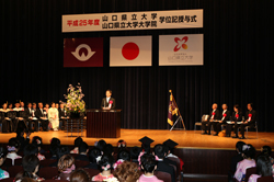 卒業生の皆さんを激励する村岡知事の写真