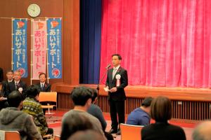 あいさつをする村岡知事の写真