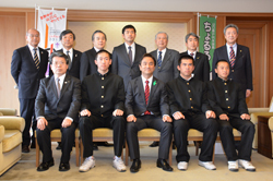 選手と記念撮影する村岡知事の写真
