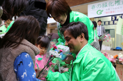 「緑の羽根」をプレゼントする村岡知事の写真