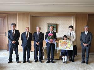 記念撮影する村岡知事