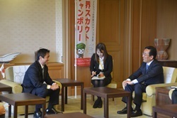 駐広島大韓民国総領事と会談する村岡知事の写真