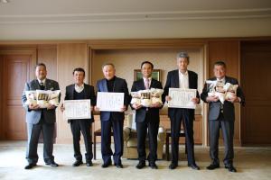 記念撮影する村岡知事の写真