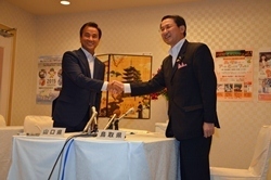 対談を終えて平井鳥取県知事と握手をする村岡知事の写真