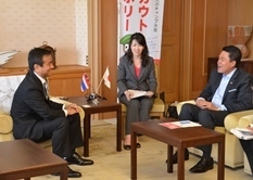 駐日タイ王国特命全権大使と意見交換する村岡知事の写真