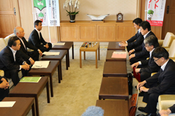 外務副大臣および防衛大臣政務官と面談する村岡知事の写真