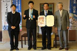 記念撮影する村岡知事の写真