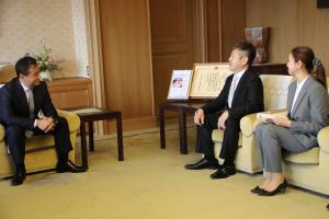 歓談する村岡知事の写真