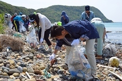 海岸を清掃する村岡知事の写真