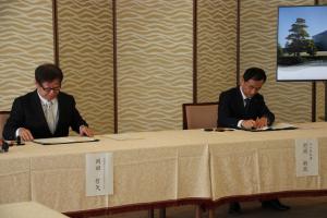 調印する村岡知事の写真