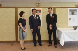 受賞者と歓談する村岡知事の写真