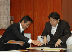 林芳正農林水産大臣に要望内容を説明する村岡知事の写真