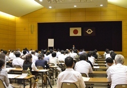 あいさつする村岡知事の写真1