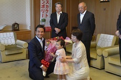 バラの花束を受け取る村岡知事の写真