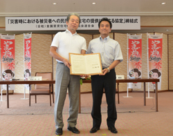 川口連合会会長と協定書を手にする村岡知事の写真