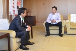 懇談する川野さんと村岡知事の写真